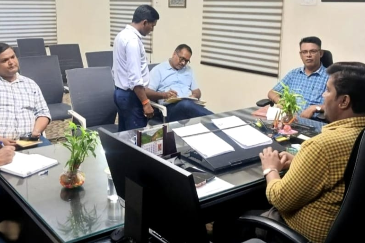 नवादा में गायों के नाम की जमीन पर अतिक्रमणवीरों का कब्जा: वारिसलीगंज गौशाला की बदहाली पर भड़के सदर SDO