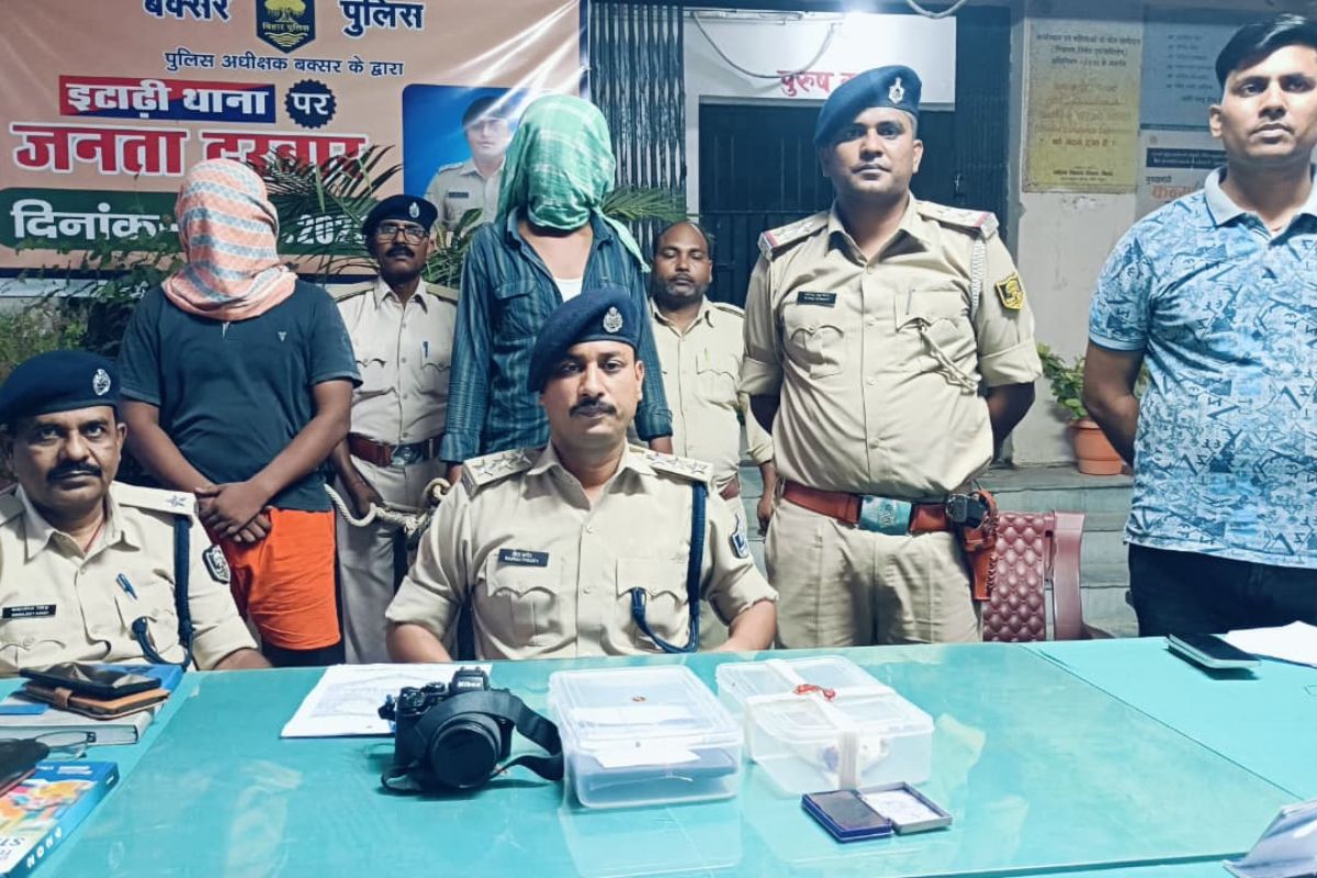 इटाढ़ी लूटकांड का पर्दाफाश : पिस्टल के साथ चार शातिर गिरफ्तार, कैमरा, बाइक व मोबाइल बरामद