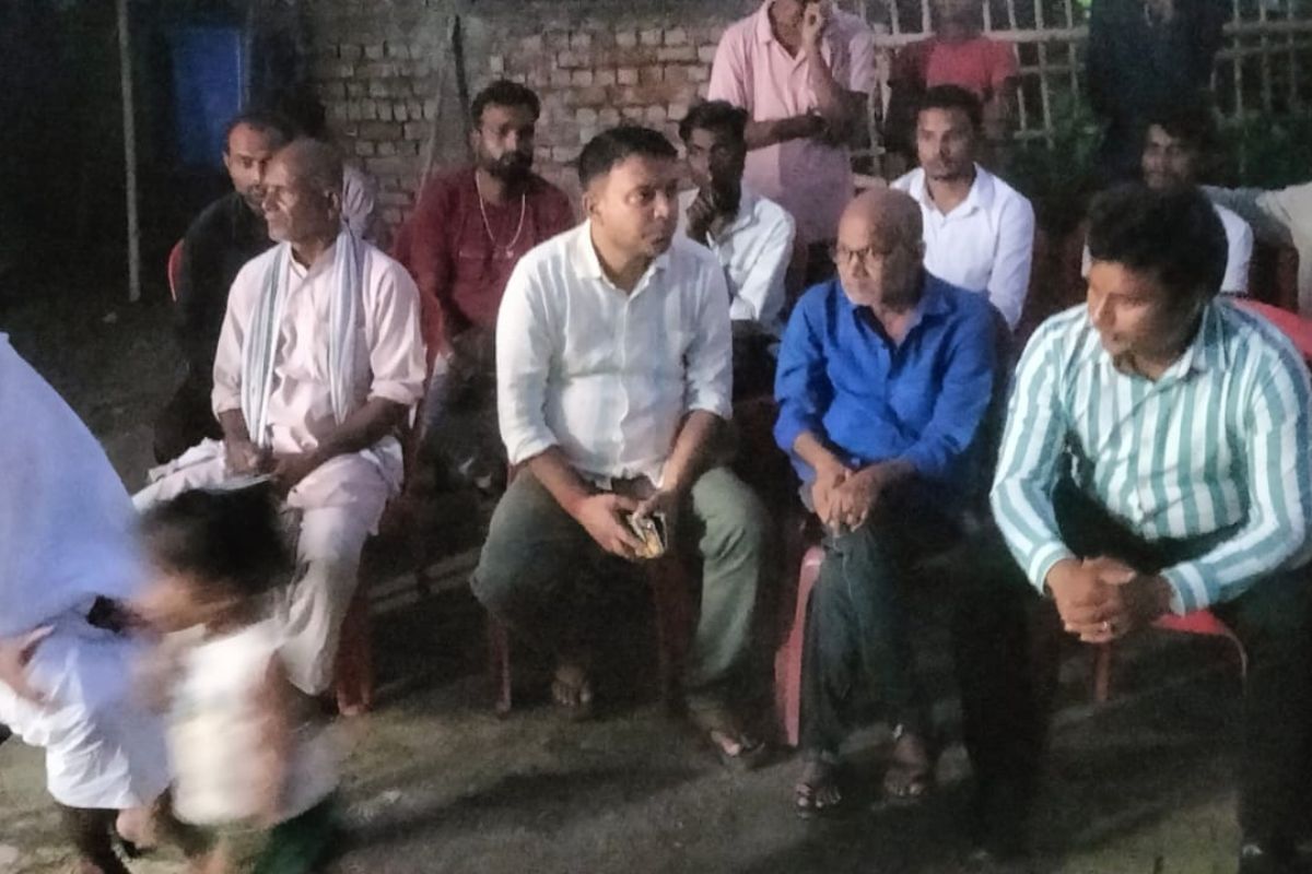 इंदौर पटाखा फैक्ट्री हादसे के बाद पीड़ितों के घर पहुंचे फारबिसगंज SDO, मृतकों के आश्रितों को 4-4 लाख मुआवजा व सरकारी लाभ देने का निर्देश