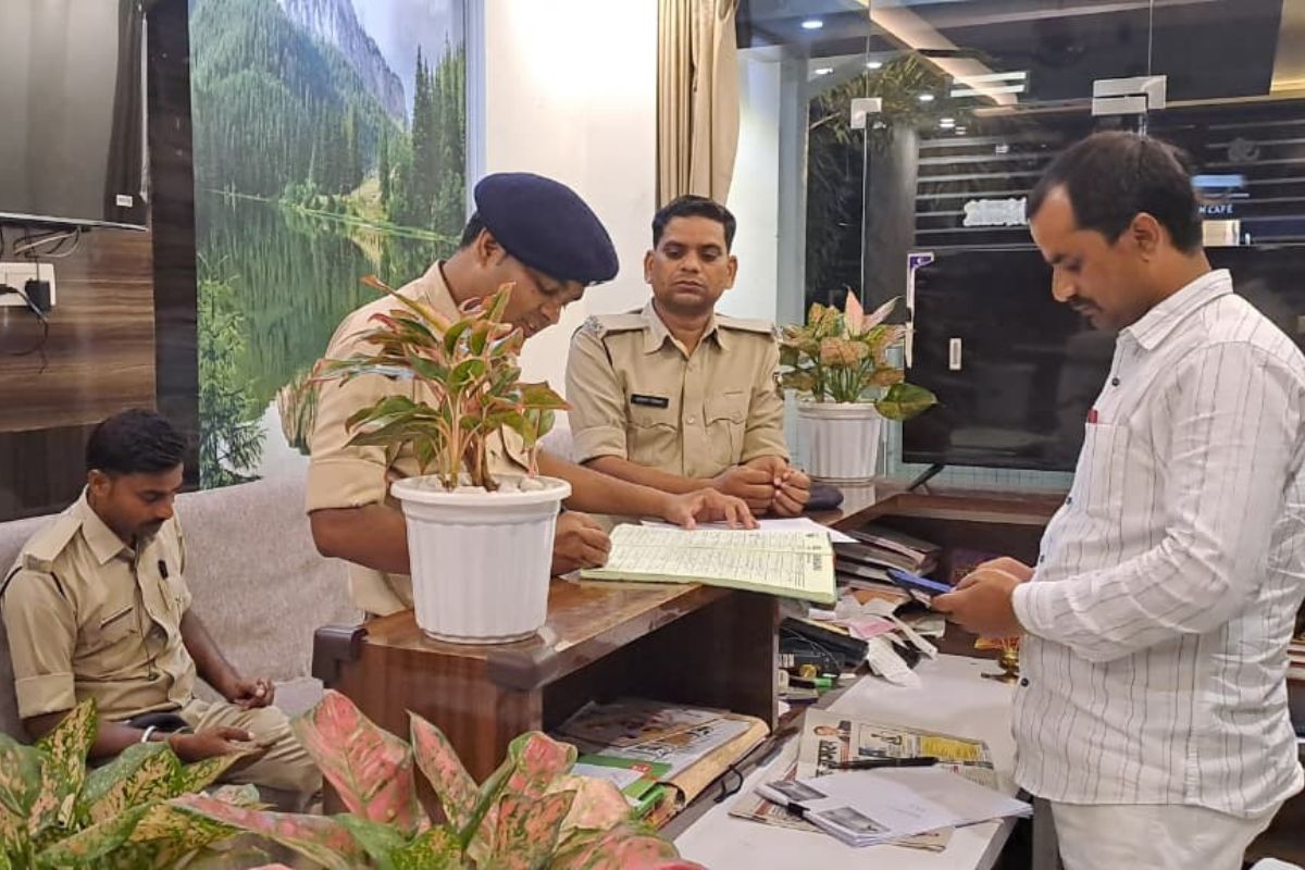 अररिया में एसपी के निर्देश पर होटल और लॉज में आधी रात पुलिस की दबिश, रजिस्टर खंगाले; बिना आईडी कमरा देने पर दी चेतावनी