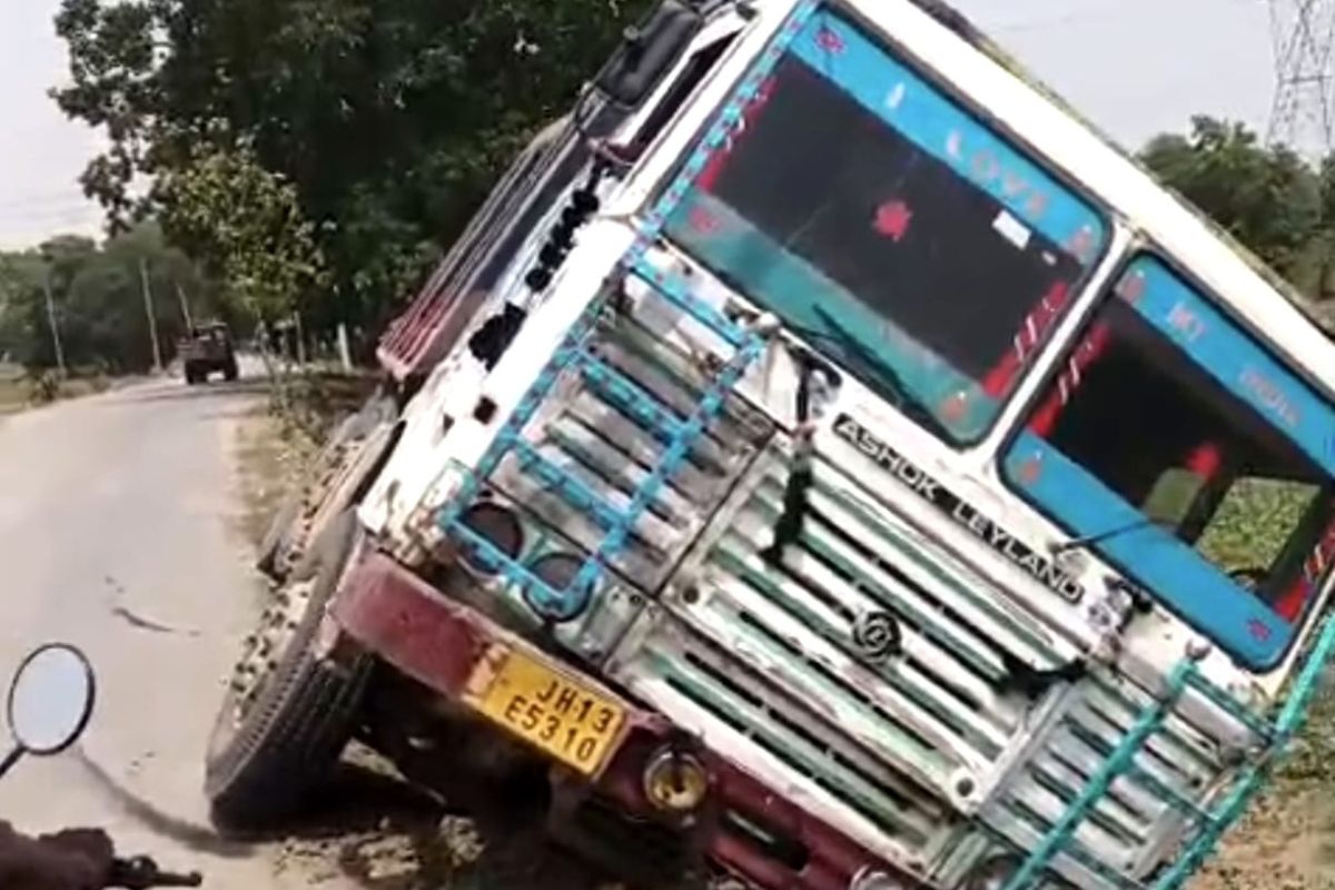 नवादा में ग्रामीण सड़क पर ओवरलोड हाईवा और ट्रैक्टर का कहर, खुलेआम हो रहा नियमों का उल्लंघन