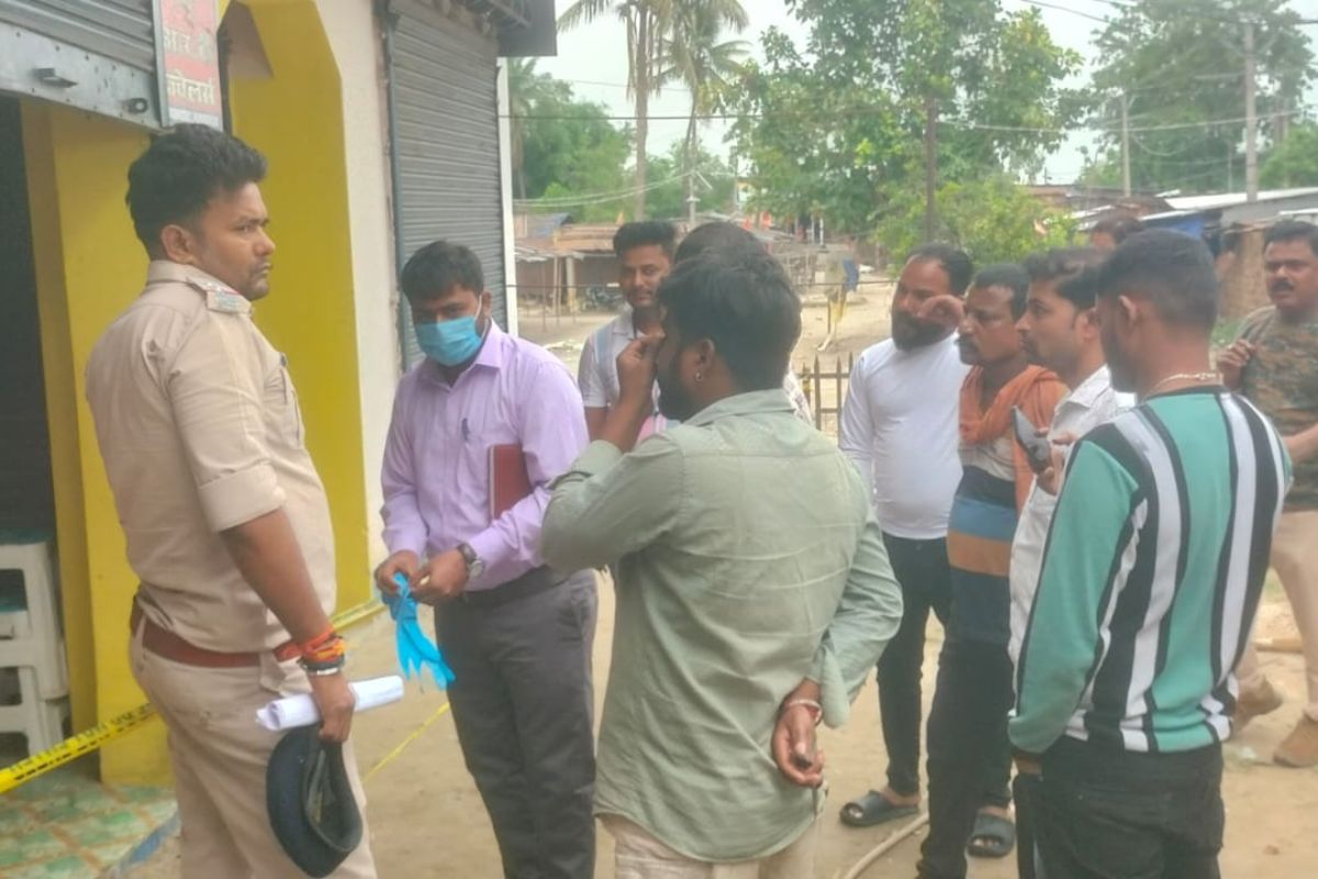 नरपतगंज के चक्रदाहा हाट में ज्वेलरी दुकान का शटर काट लाखों की चोरी, जांच में जुटी FSL और पुलिस की टीम