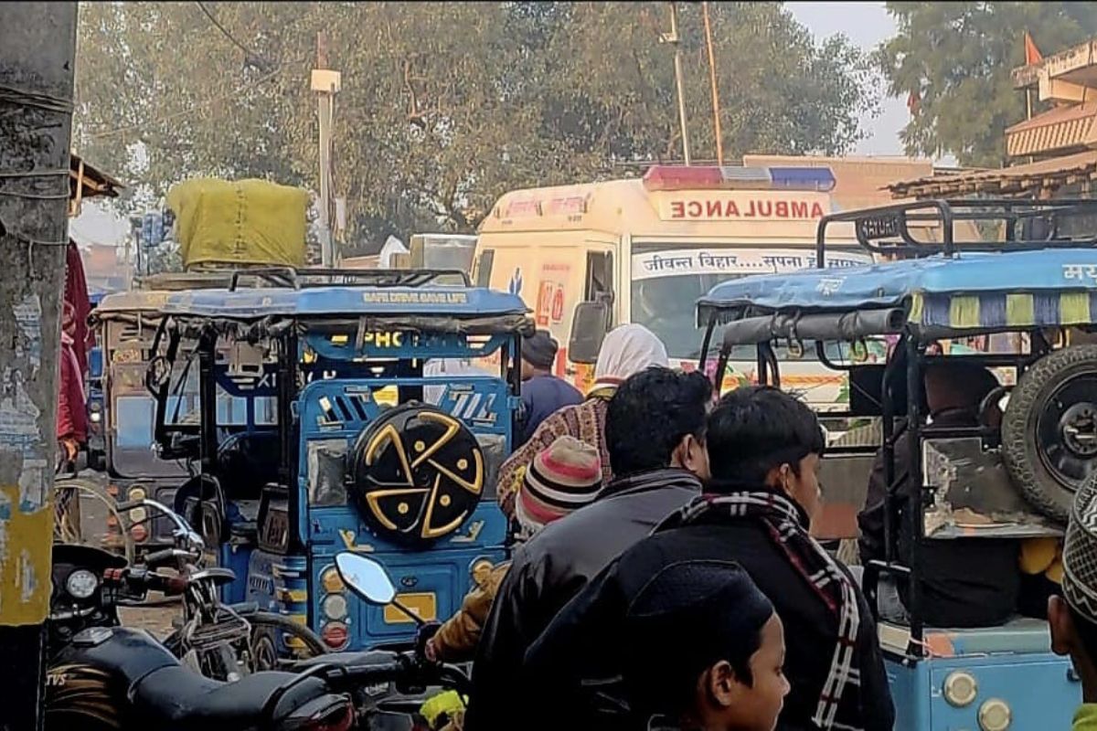 भारत-नेपाल सीमा को जोड़ने वाली मुख्य सड़क पर रेंग रहे वाहन, पौआखाली बाजार में ‘महाजाम’ से एम्बुलेंस भी फंस रहीं