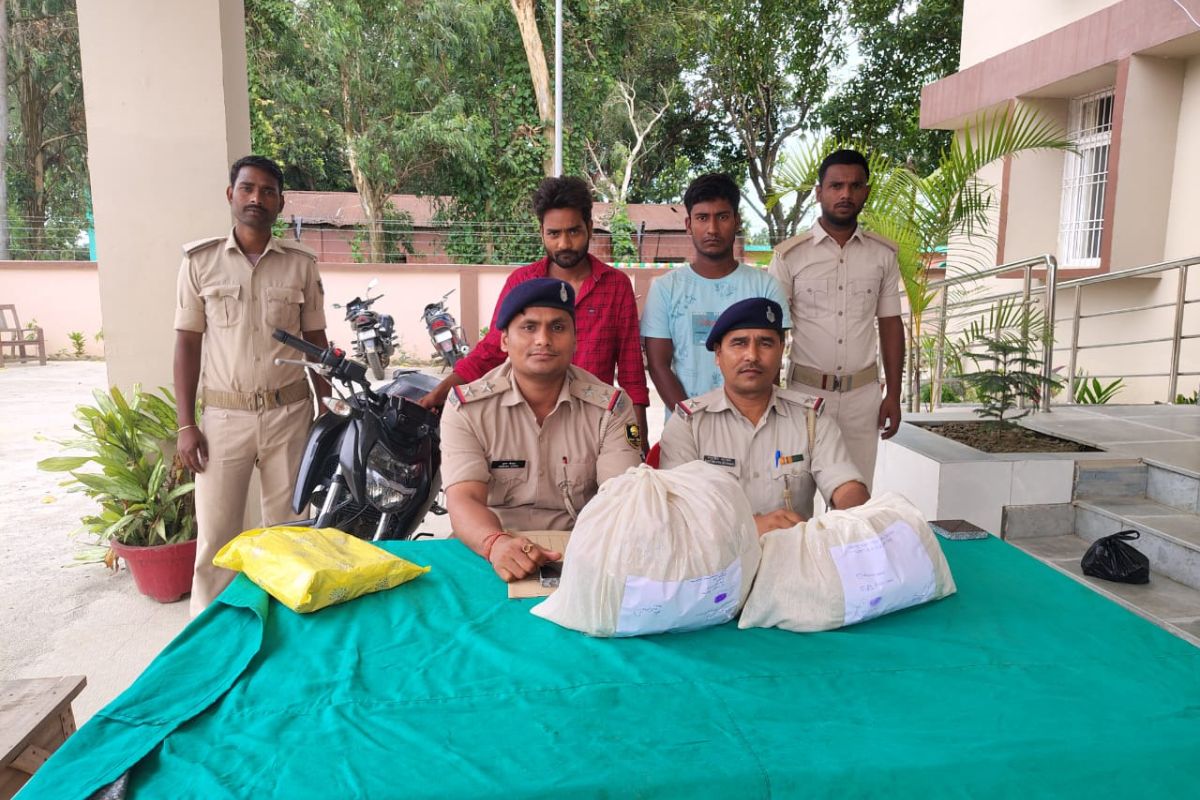 अनगढ़ पुलिस की बड़ी कार्रवाई, अपाचे बाइक से गांजा तस्करी कर रहे दो शातिर दबोचे; 3 किलो से अधिक गांजा जब्त