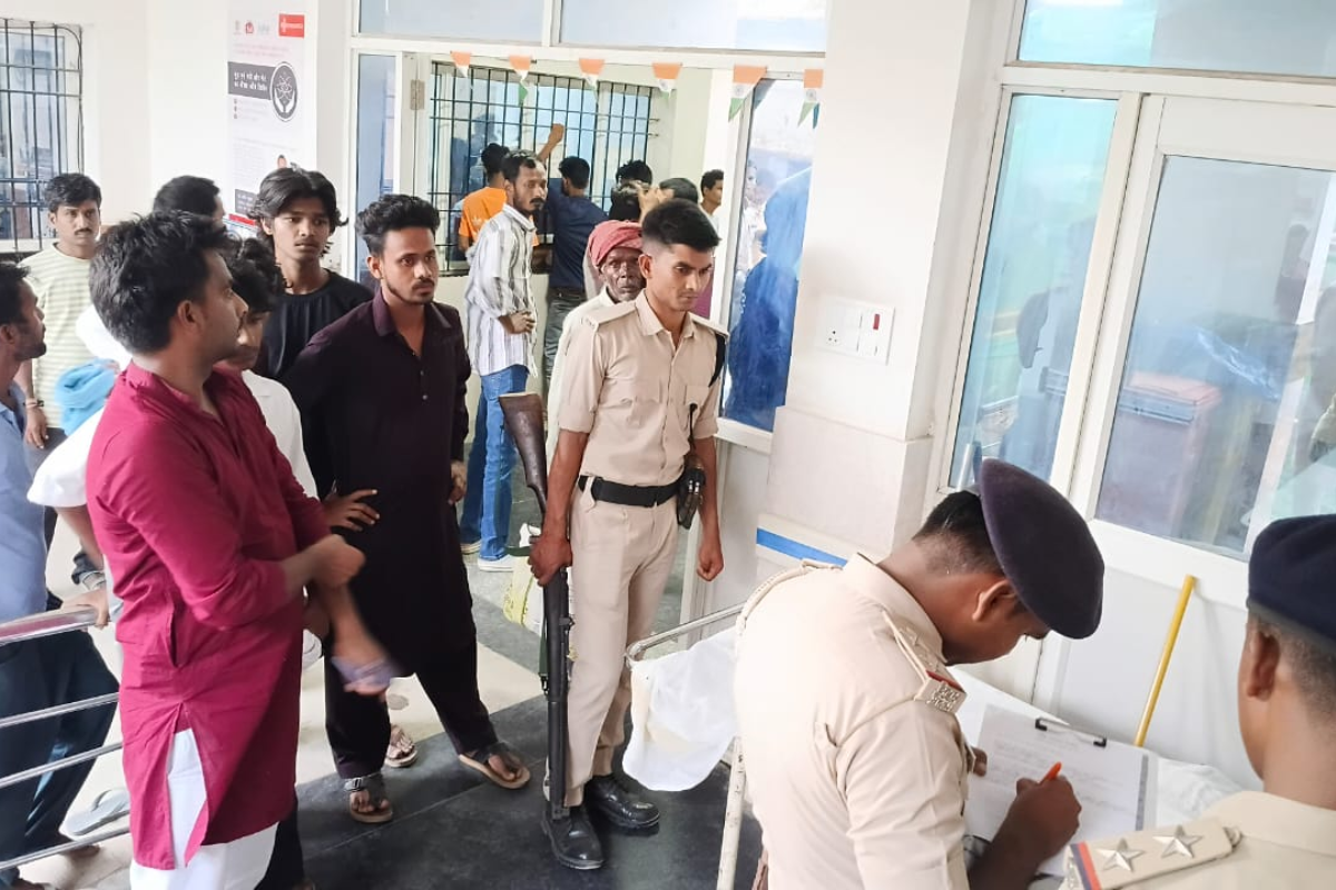 सीवान में भीषण सड़क हादसा: दुबई जाने वाले दोस्त को स्टेशन छोड़ लौट रहे दो युवकों को कार ने रौंदा, दोनों की मौत