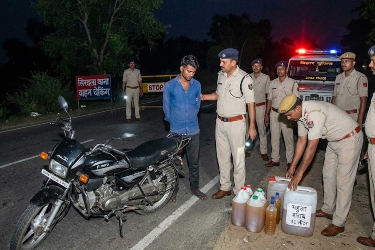 नवादा के सिरदला में शराबबंदी पर बड़ी कार्रवाई: वाहन चेकिंग के दौरान 41 लीटर महुआ शराब के साथ युवक गिरफ्तार