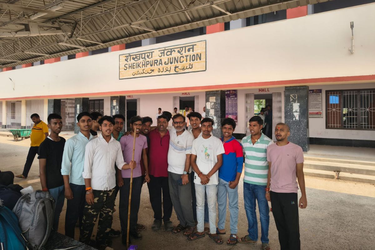 RSS के ‘संघ शिक्षा वर्ग’ में शामिल होने मुंगेर रवाना हुए युवा स्वयंसेवक, आधुनिक सुख सुविधा से दूर रहकर सीखेंगे अनुशासन और राष्ट्रसेवा