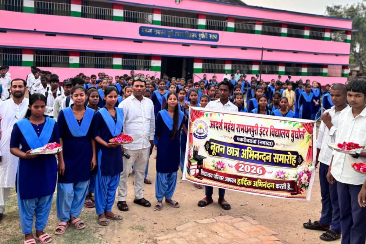 नवादा के बुधौली इंटर स्कूल में अभिनंदन समारोह,तिलक और पुष्प वर्षा से हुआ नवम वर्ग के छात्रों का स्वागत
