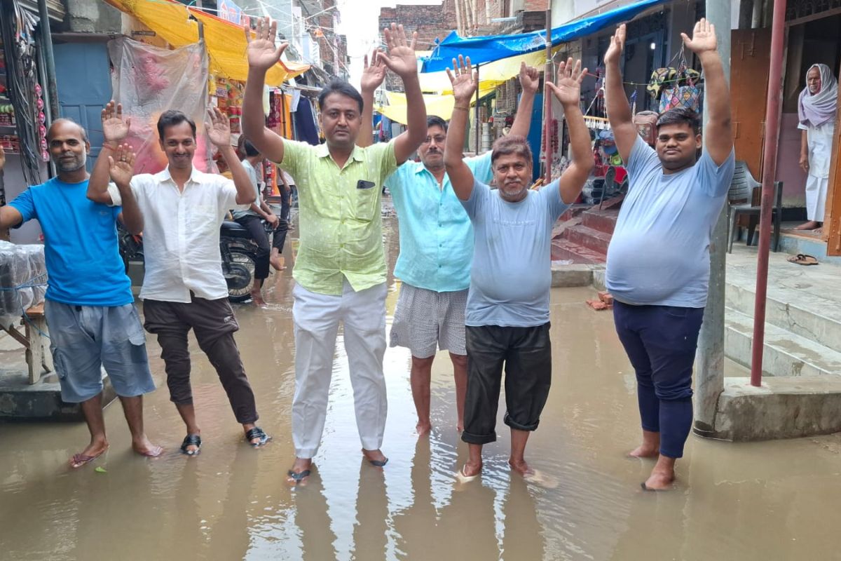 नाले निर्माण में लापरवाही का आरोप, हल्की बारिश में डूब रही सड़कें