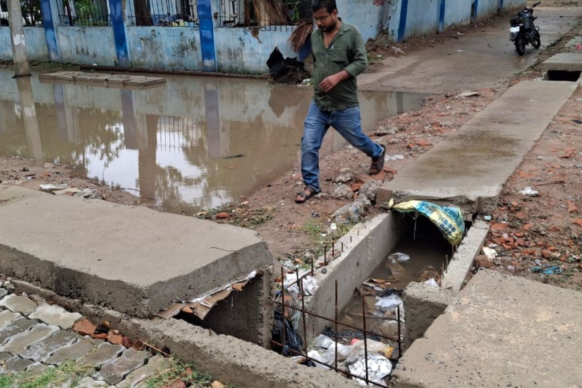 सदर अस्पताल परिसर में जलजमाव से मरीजों की बढ़ी परेशानी, संक्रमण फैलने की आशंका बढ़ी