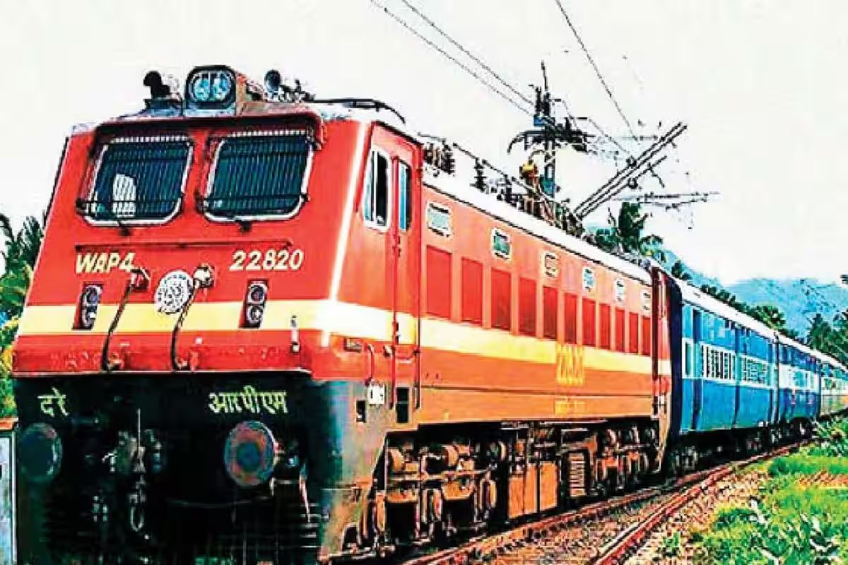 ट्रेनों की देरी से बक्सर स्टेशन पर यात्रियों का हाल बेहाल, घंटों करना पड़ रहा इंतजार
