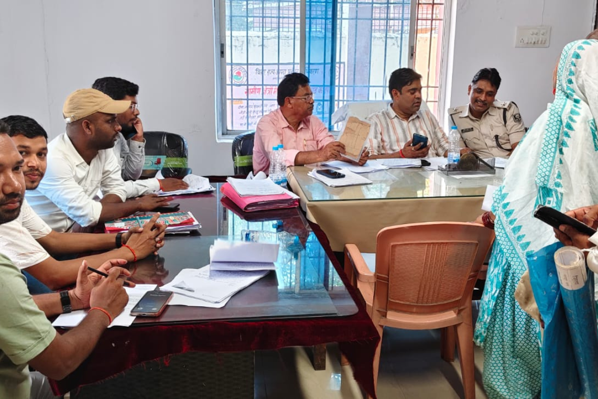 कौआकोल अंचल कार्यालय में जनता दरबार: भूमि और राजस्व से जुड़े छह मामलों पर हुई सुनवाई, तीन का ऑन-स्पॉट निपटारा
