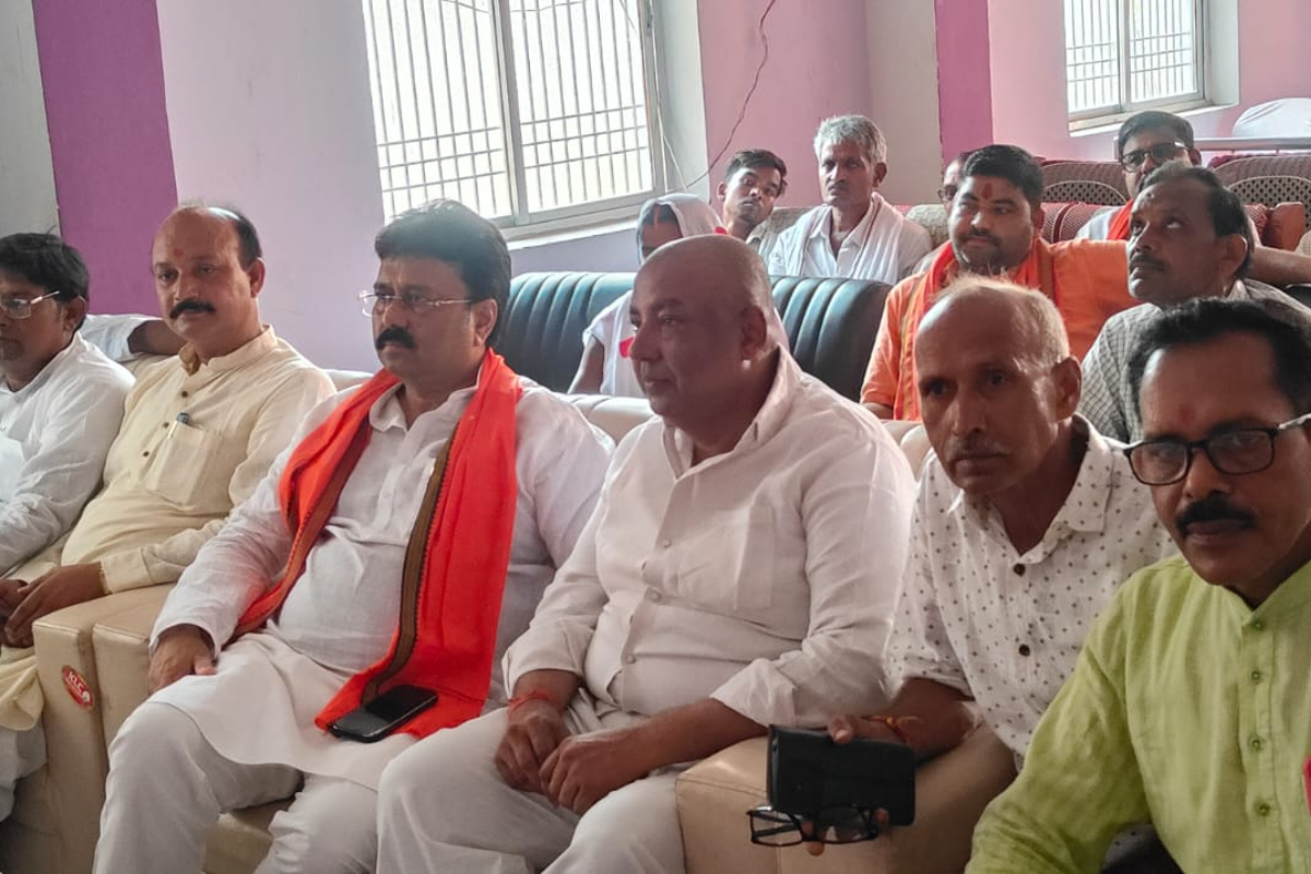 रोहतास में सांसद शिवेश राम ने समर्थकों संग सुनी ‘मन की बात’, कहा: विकसित भारत के संकल्प को मिली नई ऊर्जा