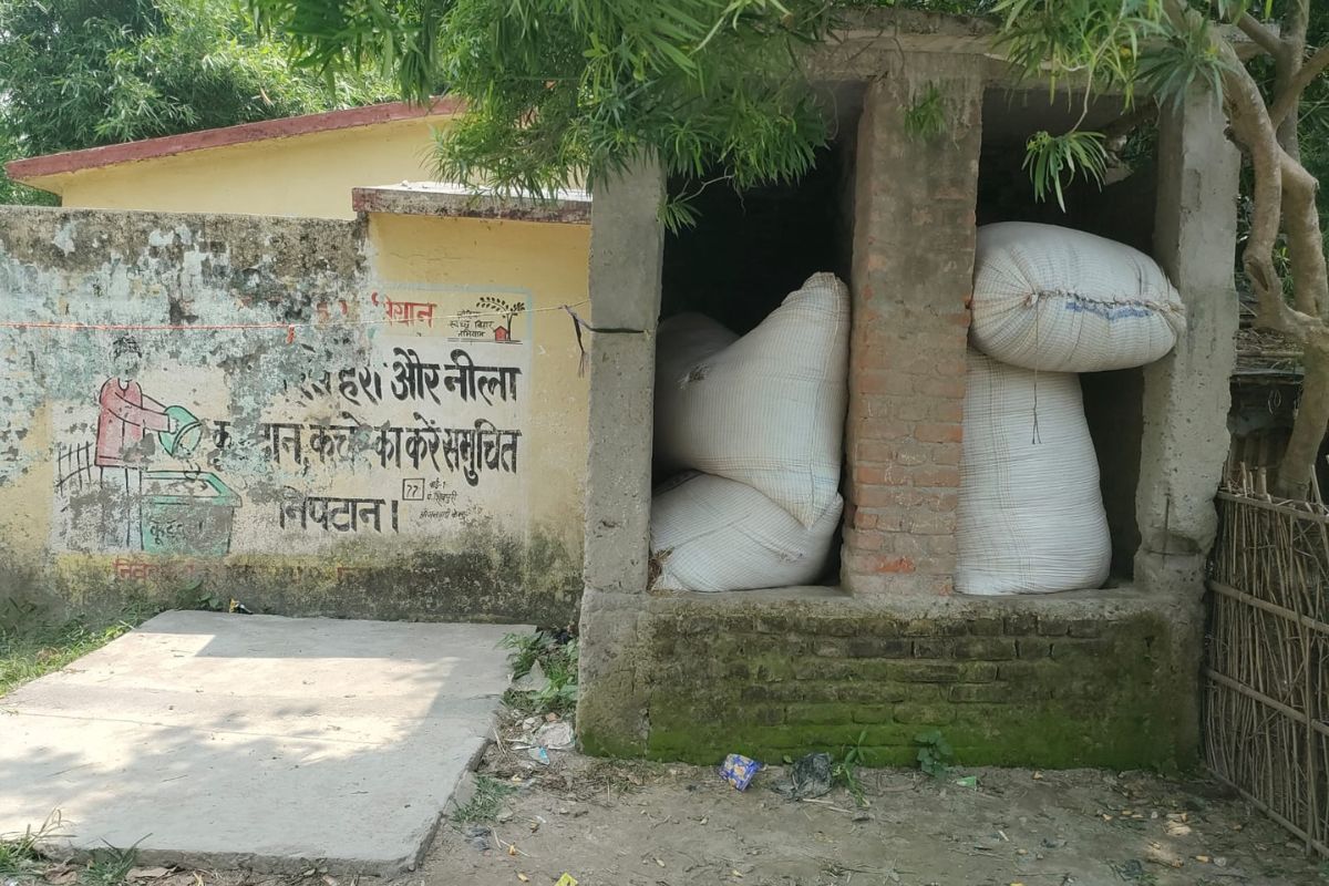लाखों की लागत से बना सामुदायिक शौचालय बना ‘भूसा घर’, बगल में चल रहे आंगनबाड़ी के मासूम बच्चे खुले में जाने को मजबूर