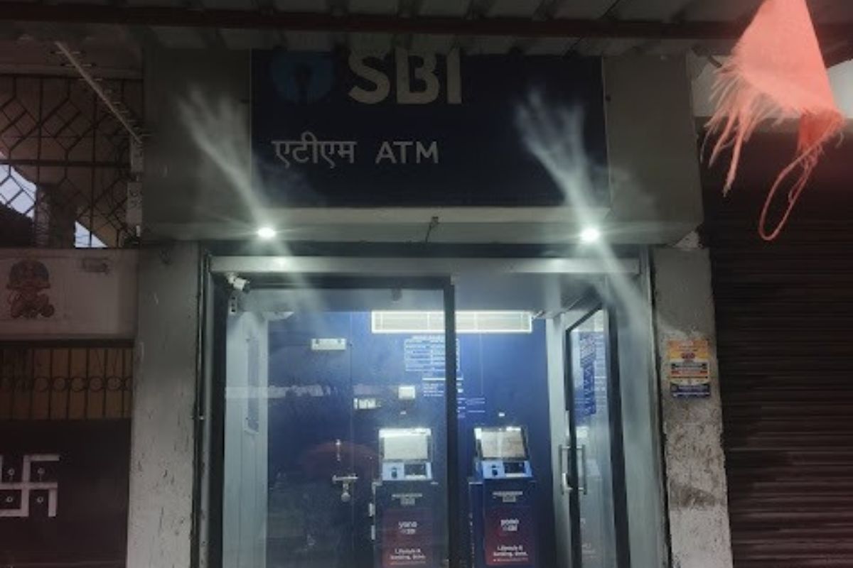 गार्ड गायब, कैमरों के भरोसे SBI एटीएम! ठाकुरगंज में स्टेट बैंक के मुख्य ATM की सुरक्षा पर उठे गंभीर सवाल
