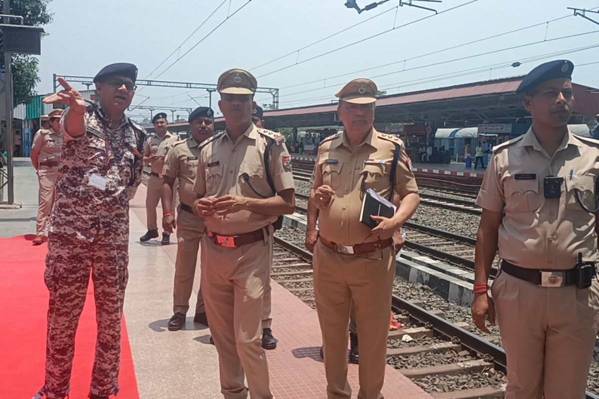 किशनगंज पहुंचे RPF आईजी परमशिव, सुरक्षा और कानून व्यवस्था का लिया जायजा, नशाखुरानी गिरोह पर कड़े एक्शन के निर्देश