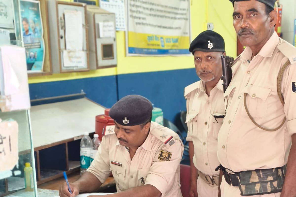 पूर्णिया में एसपी के निर्देश पर पुलिस का महाअभियान: ‘उड़ान’ दस्ता ने संभाली छात्राओं की सुरक्षा, बैंकों में सुरक्षा ऑडिट से मचा हड़कंप