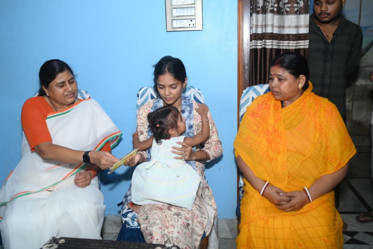 राजू मंडल के बच्चों के भविष्य के लिए आगे आईं मंत्री लेशी सिंह: परिजनों को सौंपे 5 लाख की एफडी के कागजात, कहा- टूटने नहीं देंगे मासूमों के सपने