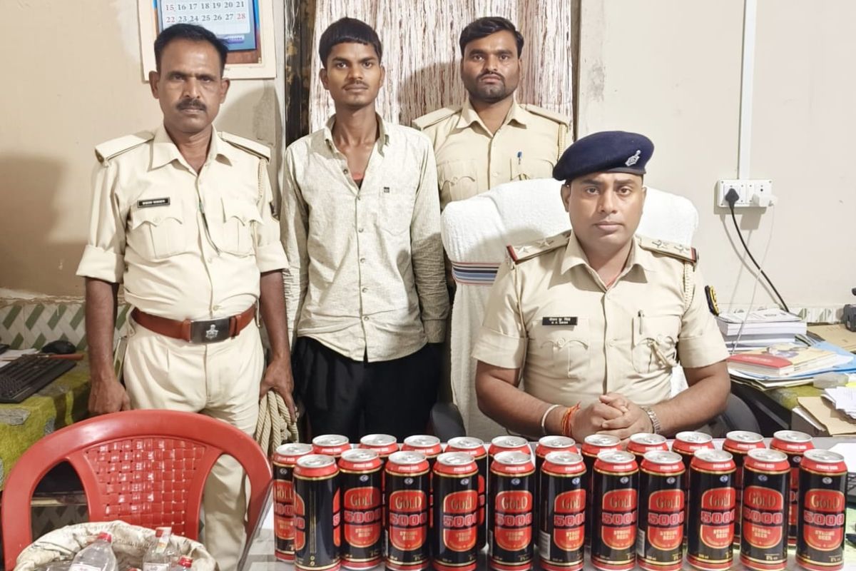 चोरी की बाइक से शराब तस्करी कर रहा युवक गिरफ्तार, 29 लीटर नेपाली शराब और केन बियर जब्त, भेजा गया जेल
