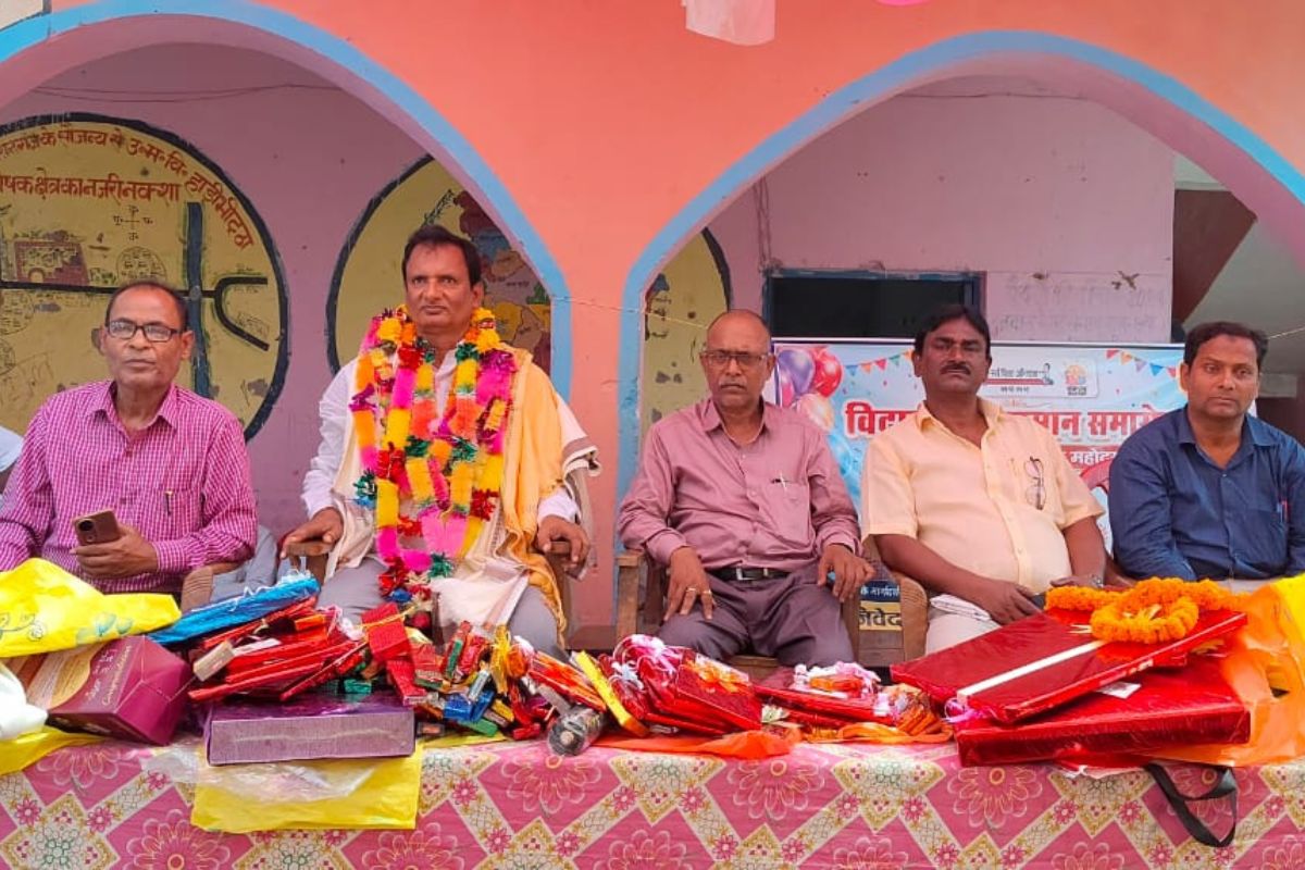 उत्क्रमित मध्य विद्यालय हाड़ीभिट्ठा के प्रधानाध्यापक रंजन कुमार सिंह हुए सेवानिवृत्त, विदाई समारोह में भावुक हुए लोग