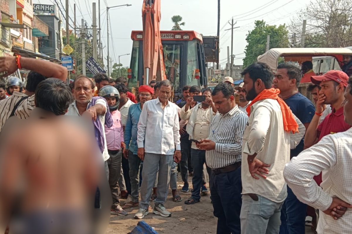 कैमूर में अतिक्रमण हटाने के विरोध में पिता-पुत्र ने निर्वस्त्र होकर जताया विरोध, पुलिस ने किया गिरफ्तार