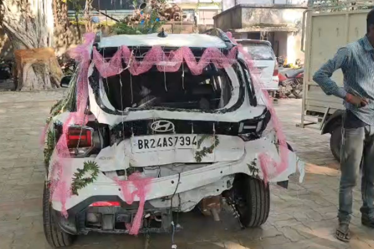 रोहतास में दूल्हे की कार में स्कूली वैन ने मारी टक्कर, गाड़ी के उड़े परखच्चे