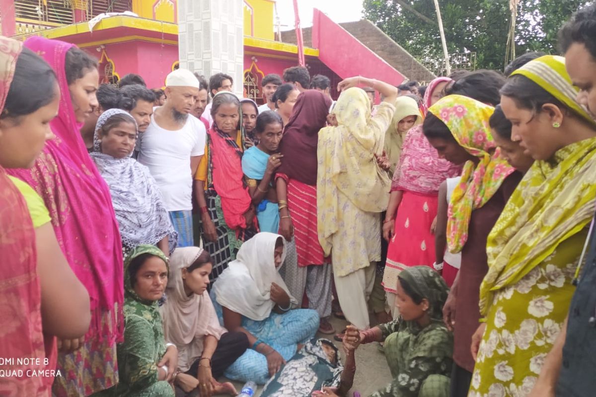 निजी स्कूल वाहन की टक्कर से 52 वर्षीय महिला की मौत, भीड़ ने गाड़ी तोड़ी, सड़क जाम कर किया हंगामा