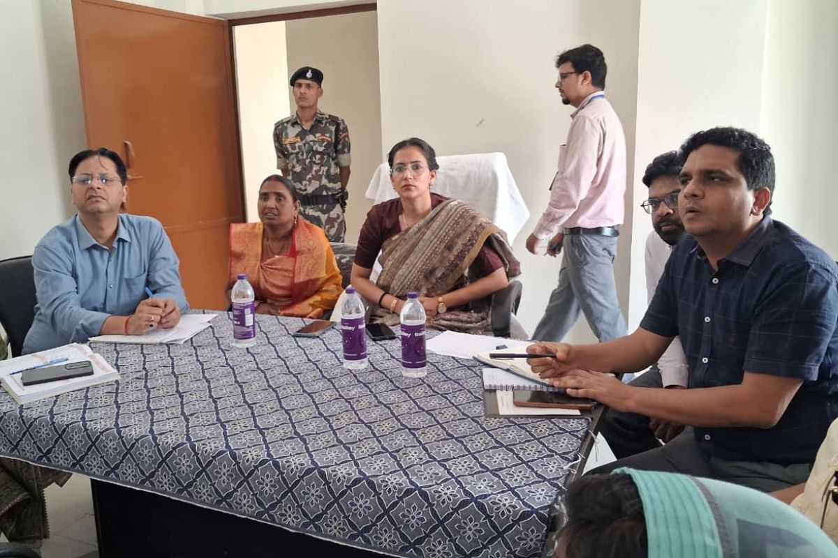 जहानाबाद में डीएम का दौरा: गांव पहुंचकर लिया व्यवस्थाओं का जायजा, सहयोग शिविर’ को लेकर ग्रामीणों को किया जागरूक