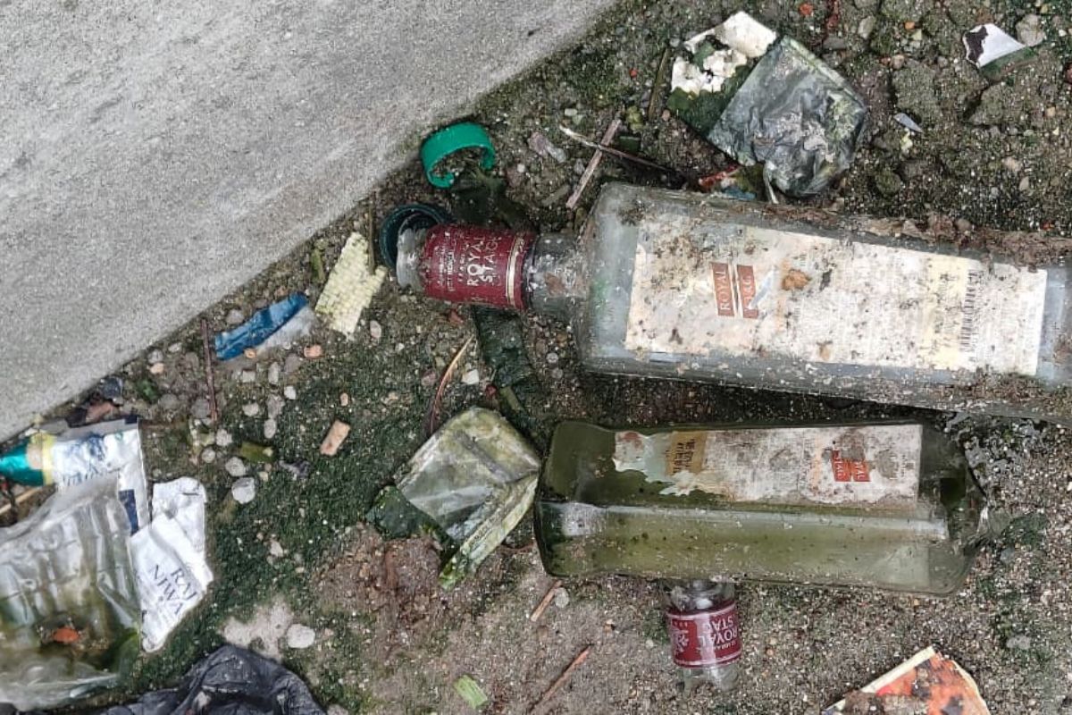 शराबबंदी के साये में शर्मसार हो रही नई हटिया, दुकानों की सीढ़ियों पर बिखरी मिलीं शराब की बोतलें