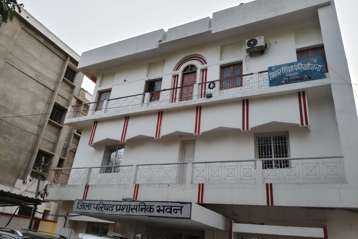 बेगूसराय में जिला परिषद अध्यक्ष पर 28 सदस्यों ने लगाया अविश्वास प्रस्ताव, फिलहाल पटना हाईकोर्ट ने लगाई रोक