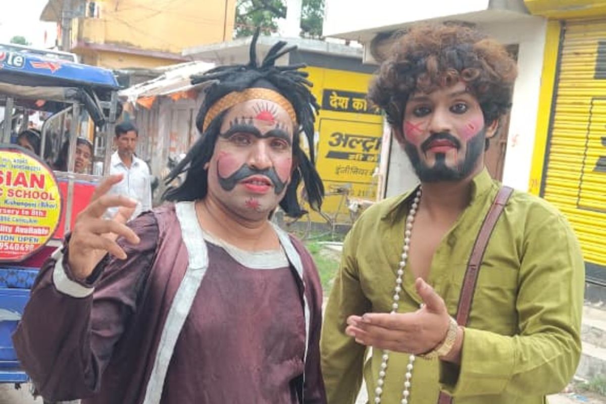 मोबाइल के दौर में ‘दम’ तोड़ती सदियों पुरानी बहरूपिया कला; ठाकुरगंज की सड़कों पर उतरे “क्रूर सिंह” और “लैला-मजनू”, याद आए बचपन के दिन