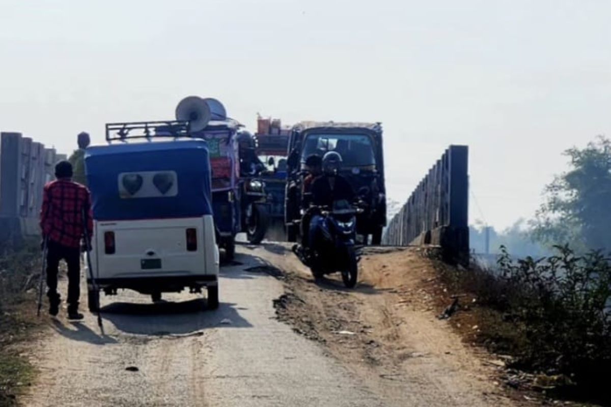 कादोगांव बाजार मुख्य सड़क का पुल बना ‘डेथ ट्रैप’, संपर्क पथ धंसने से कभी भी हो सकता है बड़ा हादसा, ग्रामीणों में भारी आक्रोश