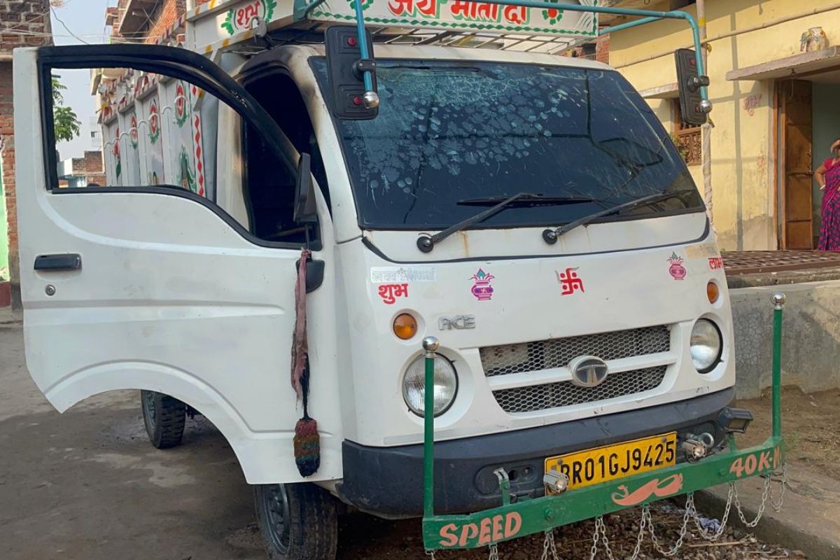 Arwal News : कुर्था में घर के बाहर लगी पिकअप में अज्ञात अपराधियों ने लगाई आग