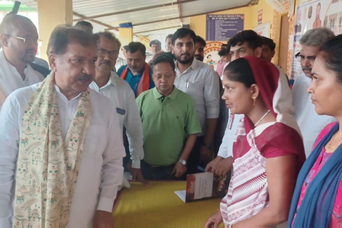 जनसमस्याओं का ऑनस्पॉट समाधान कर रही सरकार, डिमिया छत्रजान में मंत्री डॉ. दिलीप जायसवाल ने शिविर का किया निरीक्षण