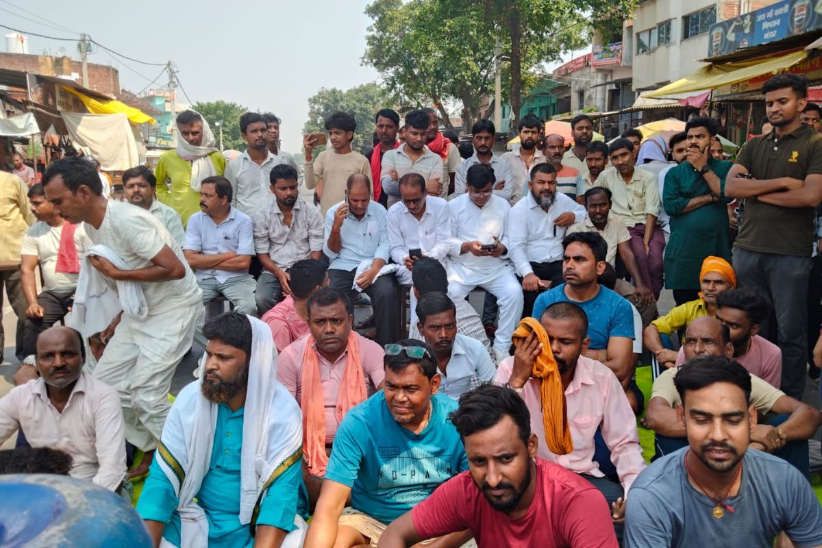 Buxar News : रात के अंधेरे में दो किराना दुकानों में चोरी, नाराज दुकानदारों ने जाम की सड़क