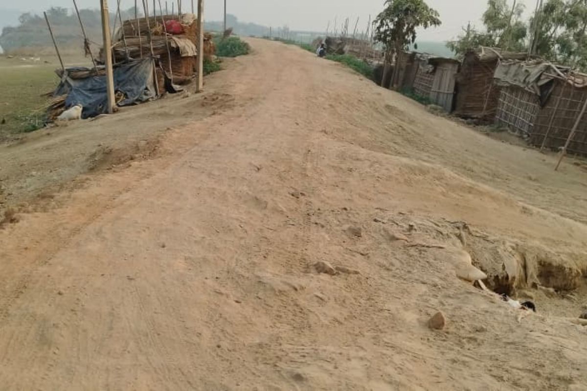 कटिहार में महानंदा तटबंध की 400 मीटर सड़क बनी ‘आफत’: मुआवजे के पेंच में अटका निर्माण, बंगाल को जोड़ने वाली लाइफलाइन जर्जर