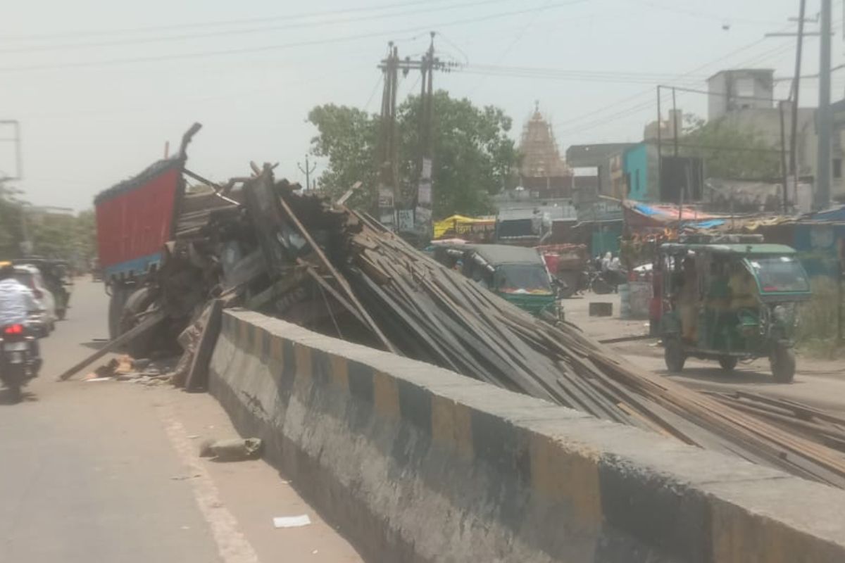 रोहतास में बड़ा हादसा, अचानक डिवाइडर पर चढ़ा लोहे से लदा ट्रक, मच गई अफरा-तफरी
