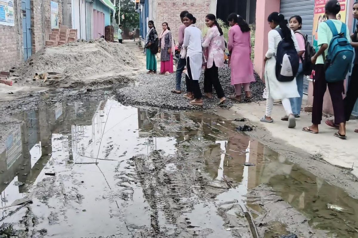 चौथम के पिपरा बाजार में जर्जर नाले के कारण सड़क पर जलजमाव, संक्रामक बीमारियों का बढ़ा खतरा