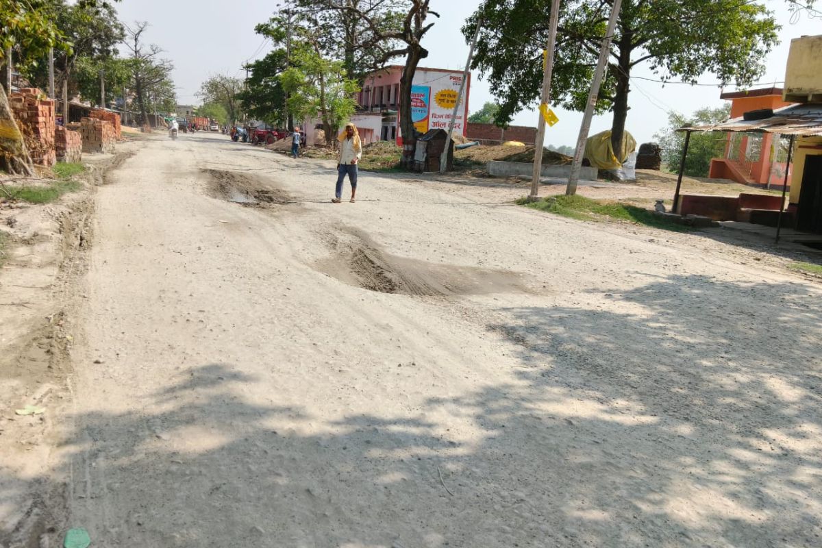 Buxar News : चौसा कोचस मुख्य पथ के मध्य में जानलेवा बना गढ्ढा, ग्रामीणों ने उठाई आवाज