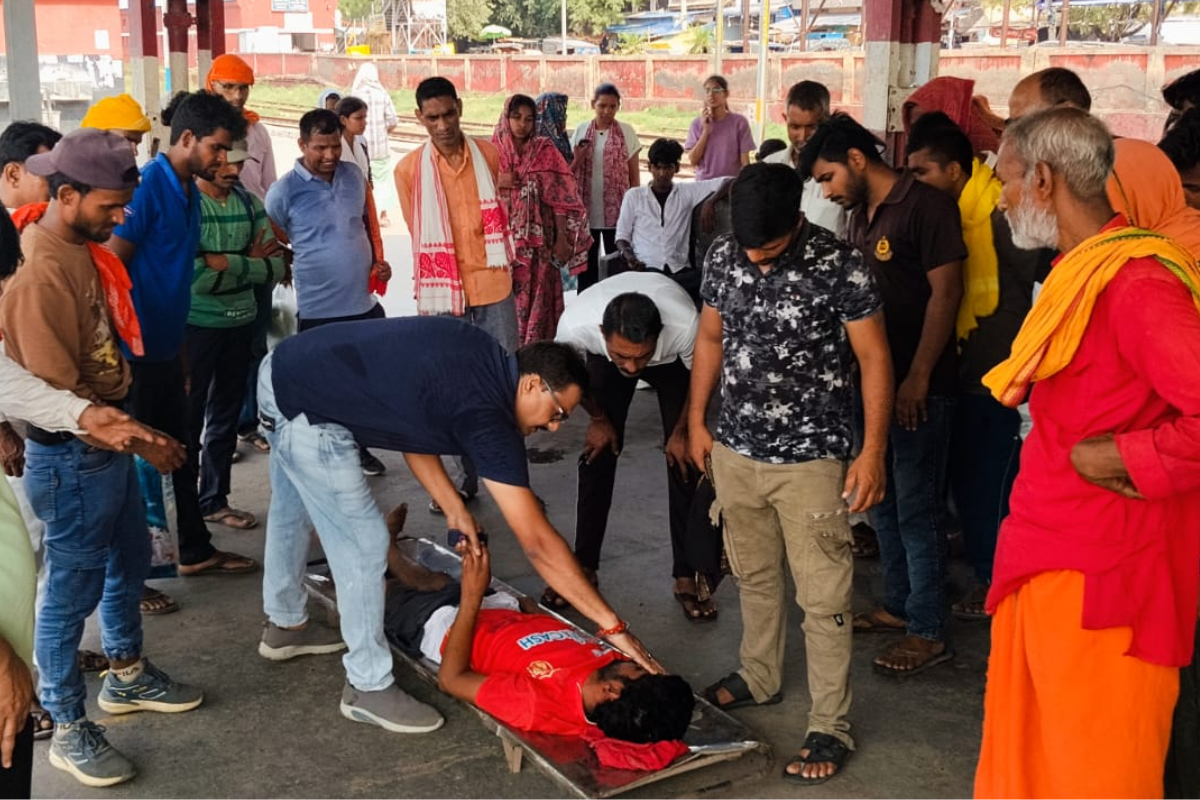 बक्सर के डुमरांव स्टेशन पर चलती ट्रेन में चढ़ने के दौरान गिरा युवक, सिर में गंभीर चोट, हायर सेंटर रेफर