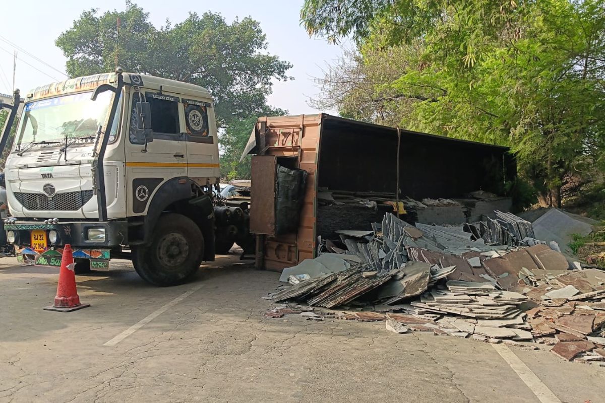 Begusarai News : NH-28 पर टाइल्स लदा 22 चक्का ट्रक पलटा, घंटों यातायात प्रभावित