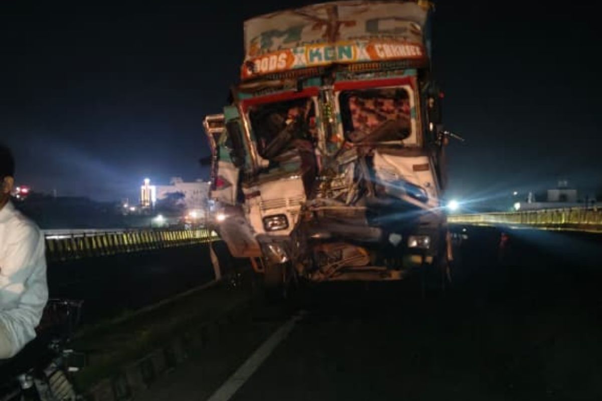 NH-327E के आरओबी पर मंडरा रहा मौत का साया, 4 दिनों से अंधेरे में खड़ा है दुर्घटनाग्रस्त ट्रक