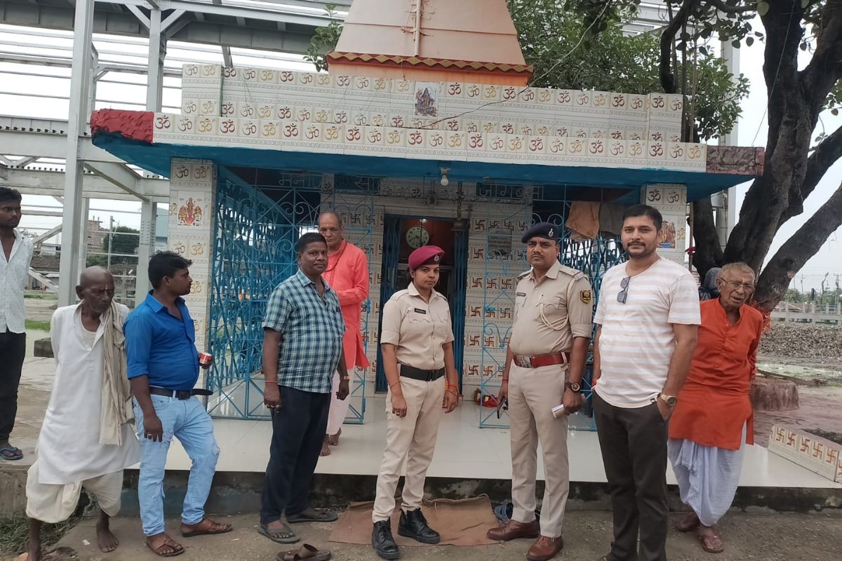 जोगबनी रेलवे यार्ड शिव मंदिर में दुस्साहस: संध्या आरती के समय भगवान शिव और माता पार्वती का चांदी का मुकुट चोरी, छानबीन में जुटी पुलिस