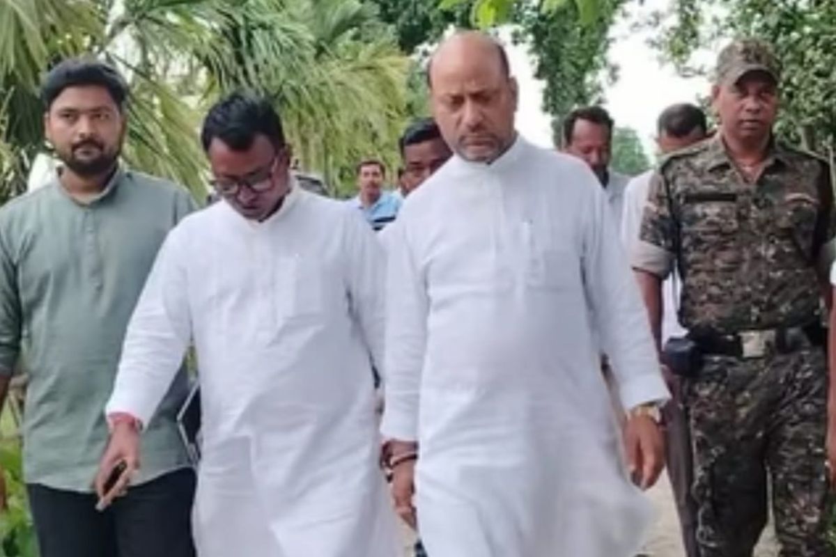 विधायक ने किया सीमावर्ती गांवों का दौरा, नदी कटाव रोकने का दिया निर्देश