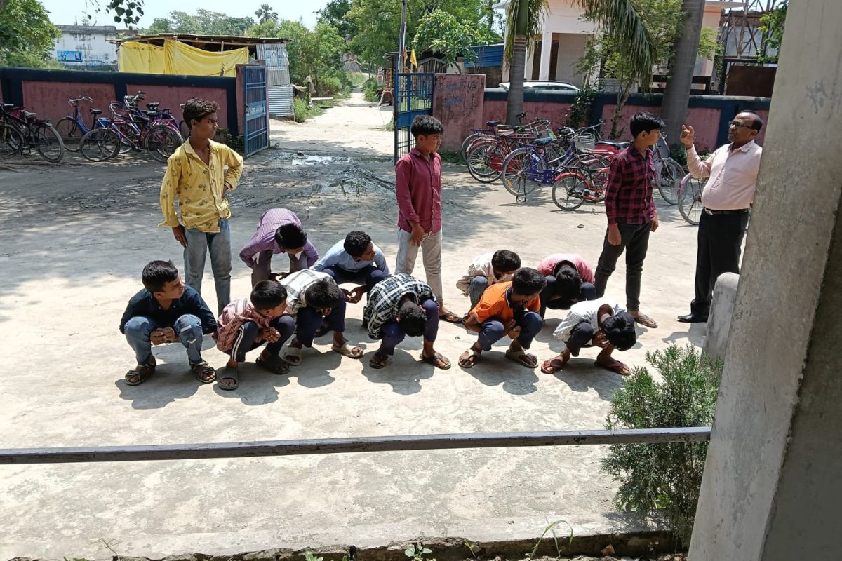 अमानवीय: जांच करने पहुंचे बीईओ ने बच्चों को बनाया ‘मुर्गा’, फोटो वायरल
