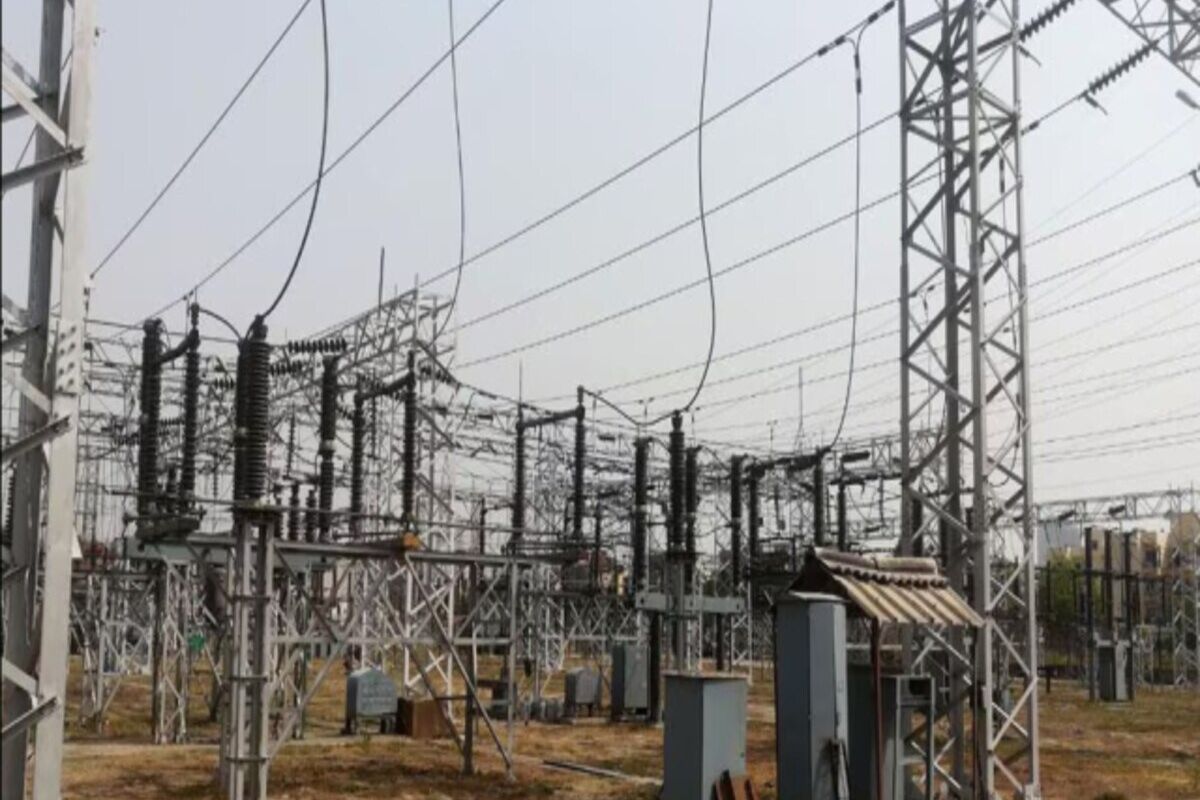 Arwal news : भीषण गर्मी से पहलेजा सब स्टेशन पर बढ़ा ट्रांसफॉर्मर का दबाव, बिजली आपूर्ति प्रभावित