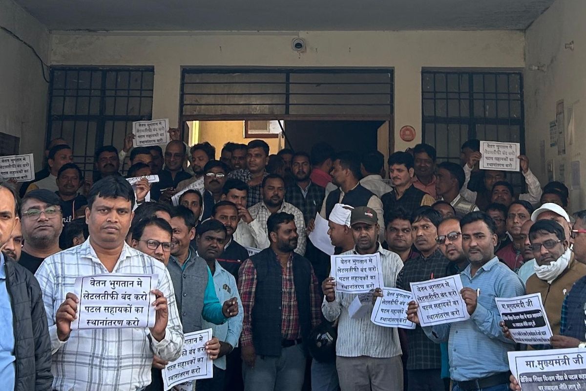 Nawada News : शिक्षकों की वेतन विसंगति व लंबित भुगतान को लेकर सौंपा पत्र