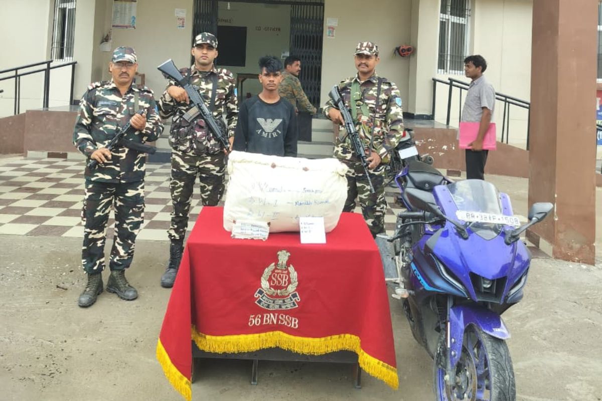 भारत-नेपाल सीमा पर एसएसबी और पुलिस की बड़ी कार्रवाई, 11 किलो गांजा के साथ नेपाली तस्कर गिरफ्तार, बाइक जब्त