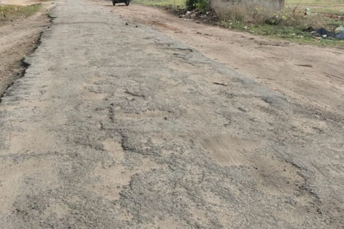 Nawada News : शिलान्यास के नौ महीने बाद भी सड़क निर्माण शुरू नहीं, ग्रामीणों में आक्रोश