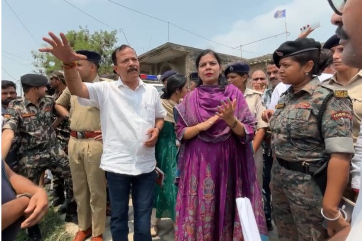 हाजीपुर के सहयोग शिविर में पहुंचे DM, SP और विधायक का घेराव, दलित टोले के रास्ते को लेकर भड़के ग्रामीण, गाड़ी के आगे लेटे
